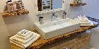 salle de bain avec vasque